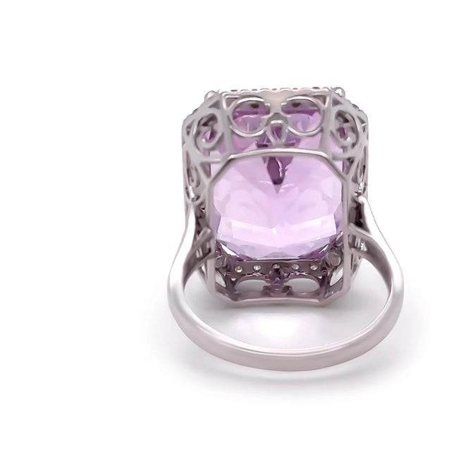 2020s 14ct White Gold Kunzite & Diamond Cocktail Ring 26.6ct For Sale - Image 5 of 8