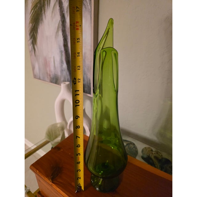 VINTAGE MID-CENTURY L.E. SMITH 16.5" SWUNG VASE - AVOCADO GREEN SIMPLICITY Up for auction/sale is a spectacular icon of...