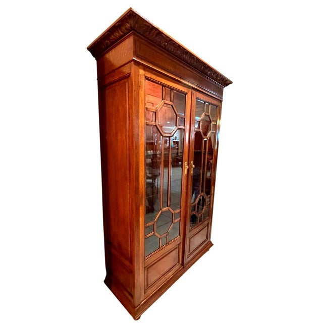 Antique C. 1900-1915 Quarter-Sawn Tiger Oak Beveled Glass Display China Cabinet For Sale - Image 4 of 18