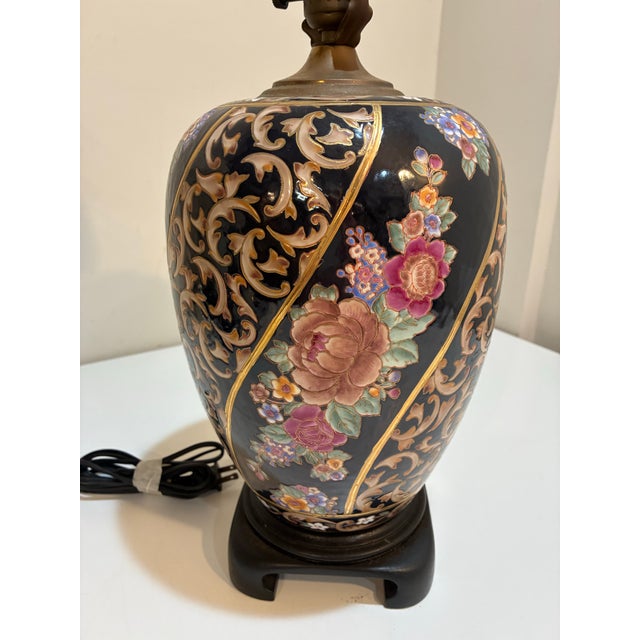 Mid 20th Century Vintage Chinoiserie Hand Painted Porcelain Table Lamp For Sale - Image 5 of 9