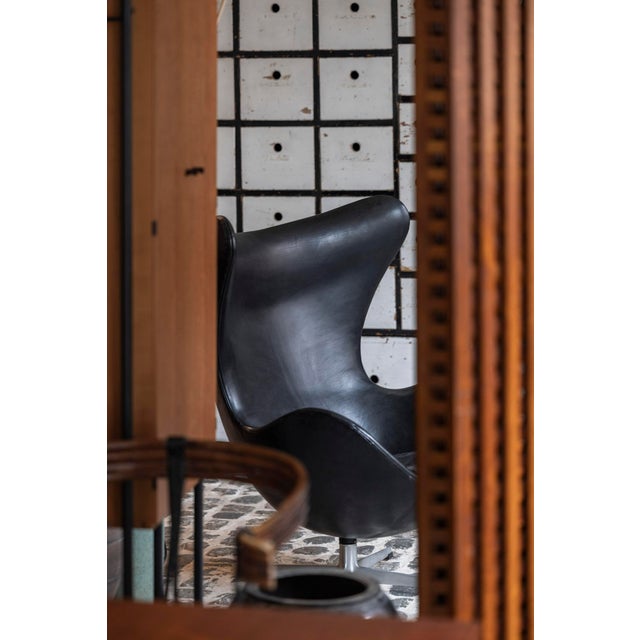 Early ‘Egg’ armchair designed by Arne Jacobsen for Fritz Hansen, Denmark 1958. This piece features the original black...