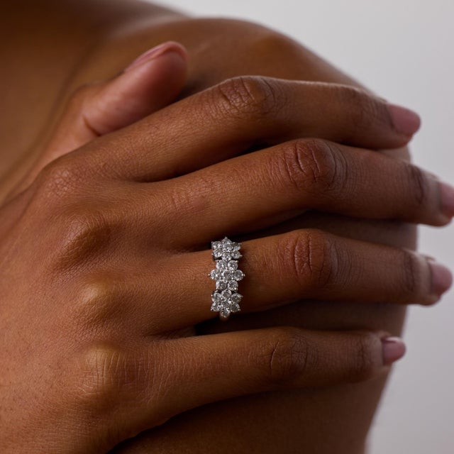 1990s Vintage 1.70 Carat Diamond 18k White Gold Floral Ring, Size 6.5 For Sale - Image 5 of 6
