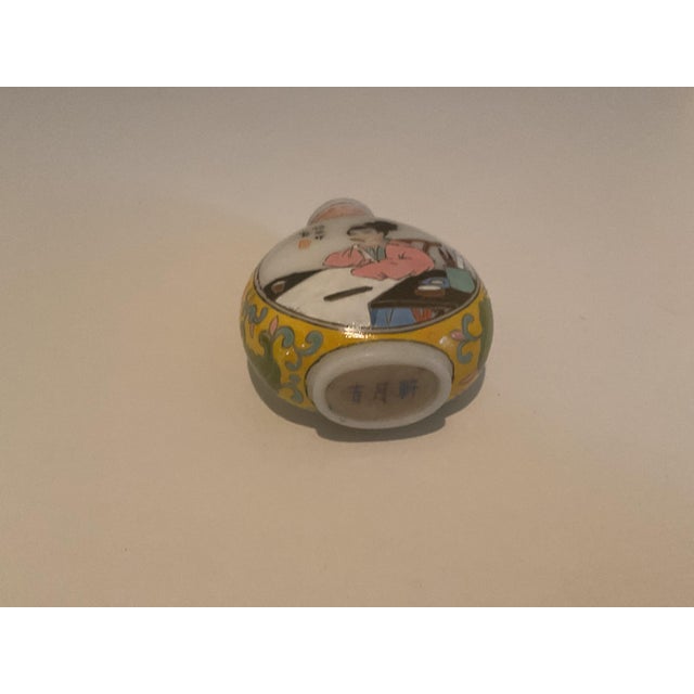 Famille Rose Porcelain Snuff Bottle With Gu Yue Xuan Mark — Hand‑Painted Qing‑Style Decoration For Sale - Image 9 of 13