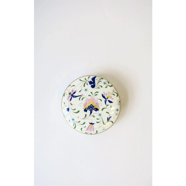 English Blue and White Porcelain Round Jewelry or Trinket Box For Sale - Image 9 of 12