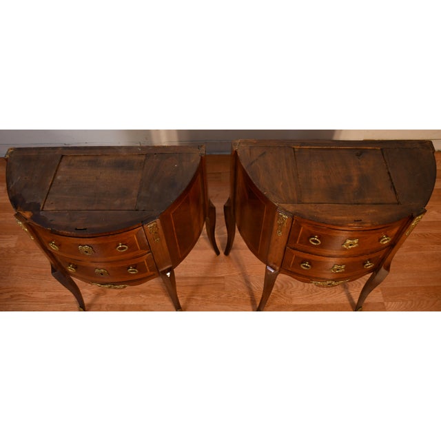 1910 Pair of Antique French Louis XV Walnut & Satinwood Inlay Marble Top Nightstands For Sale - Image 4 of 15