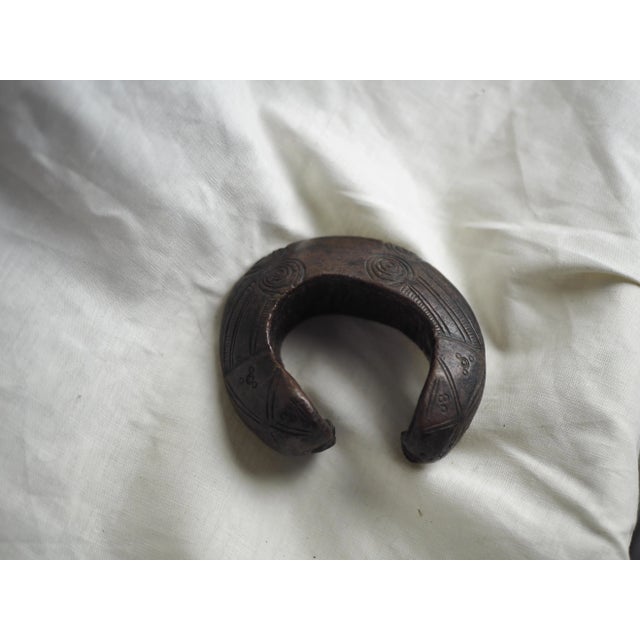 Red copper bracelet coin. Cold worked ingot (mandin). Origin: Sahelian zone. 4.1" wide. 3.5" high. 1.6" thick. 1.1kg....