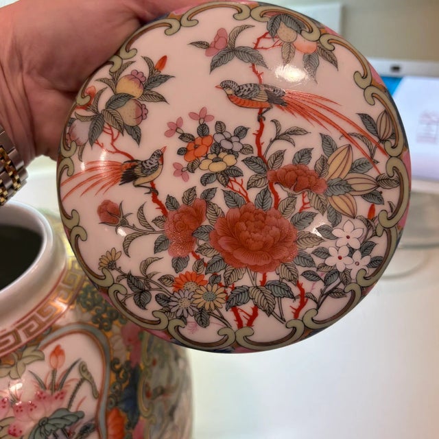 Late 20th Century Famille Rose Chinese Porcelain Ginger Jar With Gold Detailing & Wooden Stand For Sale In Miami - Image 6 of 13