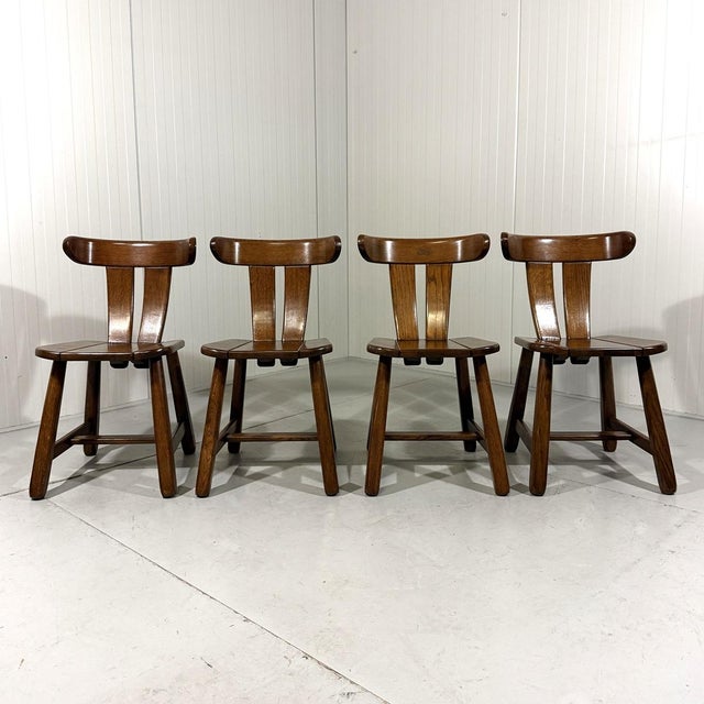 Set of 4 sturdy brutalist dining chairs. Solid oak with nice wooden joints in the seat, the rounded backrest and the legs...