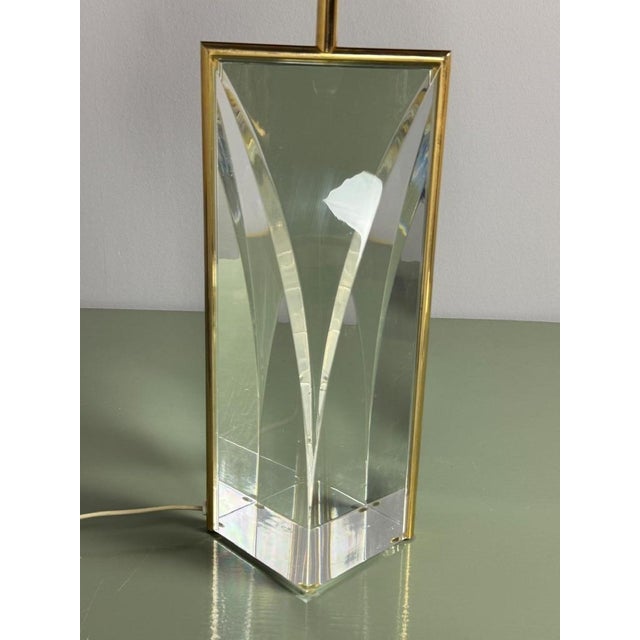 Mid-Century Modern Large Mid-Century Hollywood Regency Acrylic Glass and Brass Table Lamp attributed to Maison Jansen, France, 1970s For Sale - Image 3 of 11