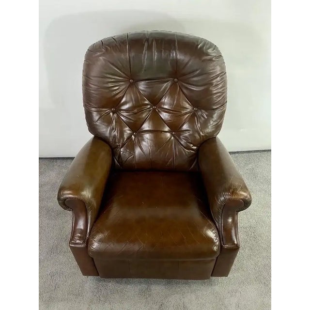 This exquisite reclining club chair embodies the enduring elegance of English traditional design, seamlessly blended with...