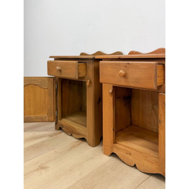 Mid 20th Century Pair of Rustic Pine Nightstands Drawer Arched Cabinet Door Scalloped European For Sale - Image 17 of 17