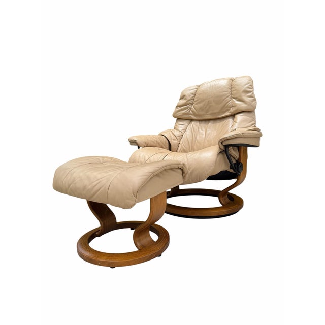 Mid-Century Modern Vintage Ekornes Stressless Reno Leather Recliner Lounge Chair and Ottoman, Made in Norway For Sale - Image 3 of 12