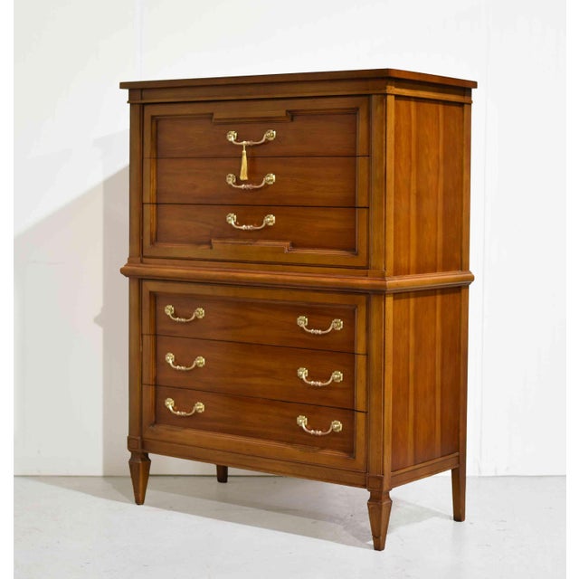 A refined take on mid century storage, this Mid Century Transitional 6-Drawer Chest with Brass Hardware by Thomasville...