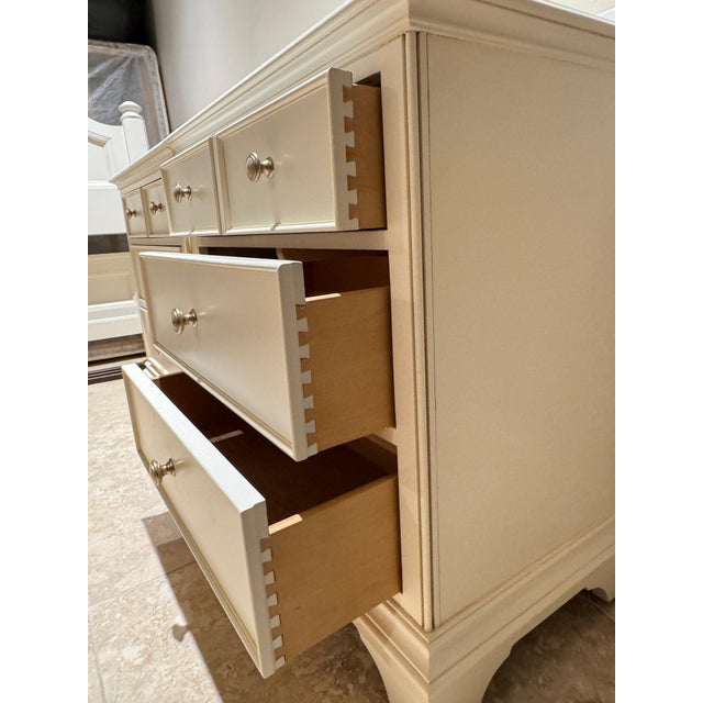 Late 20th Century Pair of Thomasville White Three-Drawer Nightstands – Classic American Traditional Bedside Tables For Sale - Image 11 of 11