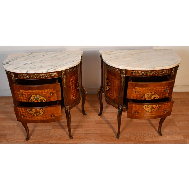 1930s Pair French Louis XV Walnut Satinwood Inlay & Marble Top Nightstands / Small Commodes For Sale - Image 13 of 18