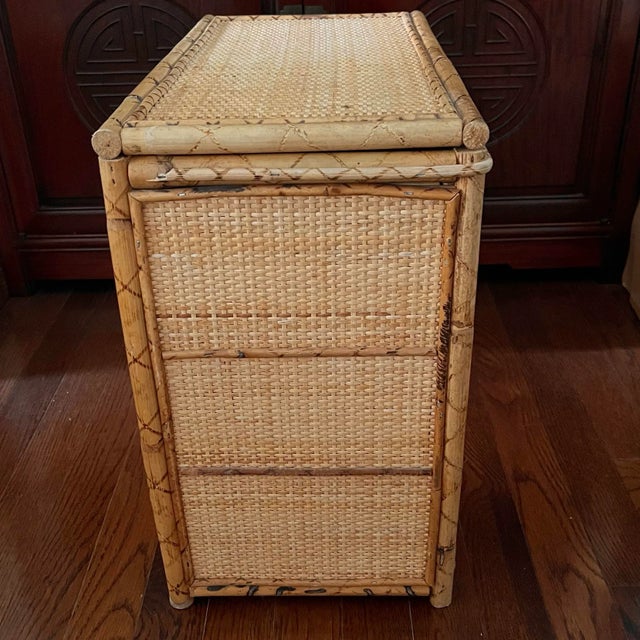 Vintage Chinoiserie Bamboo and Cane Wicker Lidded Small Side Table, Blanket Chest For Sale - Image 10 of 12
