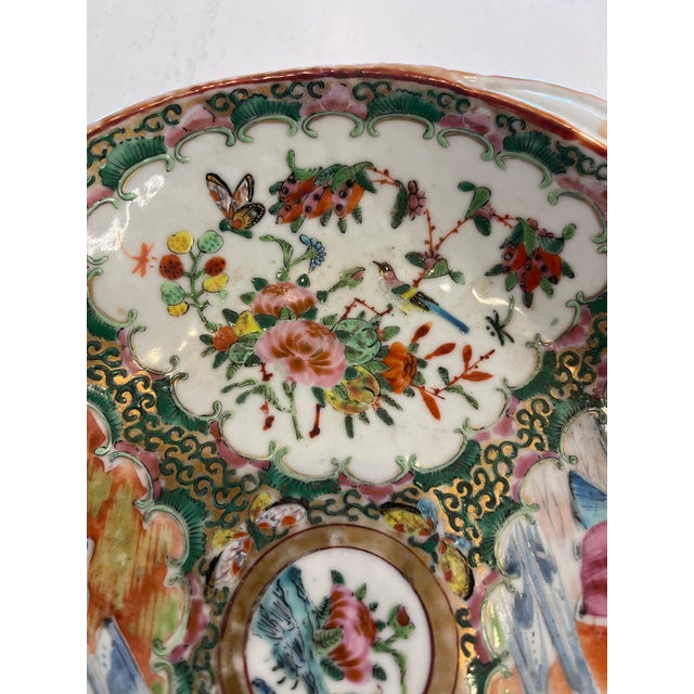 Chinese 19th-Century Chinese Rose Medallion Porcelain Shrimp Dish For Sale - Image 3 of 8