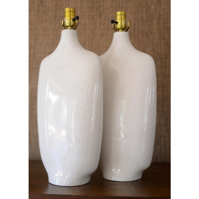 Vintage 1950s MCM White Crackle Glaze Ceramic Table Lamps - A Pair For Sale - Image 4 of 17