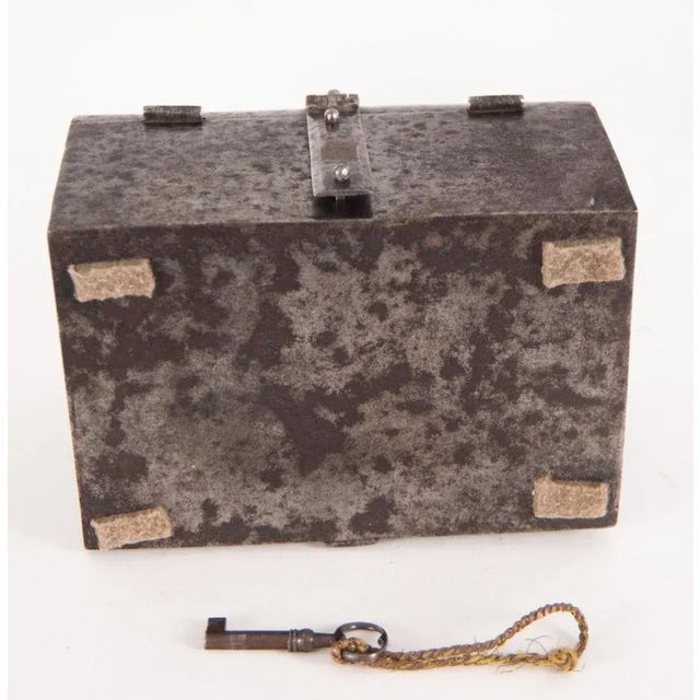 Rare 16th century Nuremberg box In iron, measurements: 13 x 18 x 12 cm Good condition.