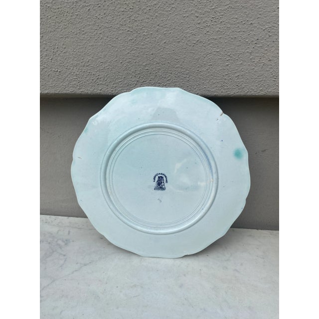 French Majolica Saint Amand Bird Plate, Circa 1890 For Sale - Image 4 of 4