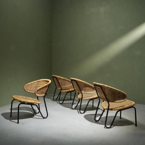 This low lounge chair was designed by Dirk van Sliedregt and manufactured by Gebroeders Jonckers in 1960. It features a...