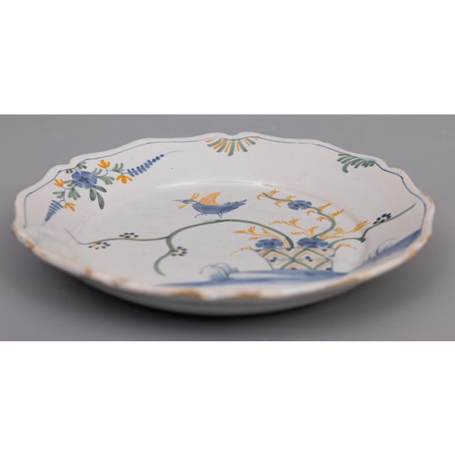 18th Century Nevers Bird Polychrome Tin-Glazed Faïence Plate For Sale - Image 4 of 6