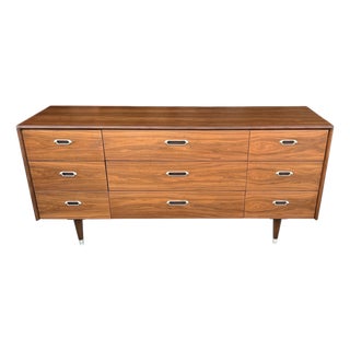 1960s Mid-Century Modern 9-Drawer Walnut Dresser With Chrome Pulls For Sale