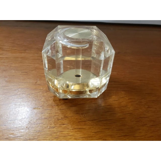 1950s American Hollywood Regency Lucite Faceted Cube Oil Sample Paperweight For Sale - Image 4 of 6