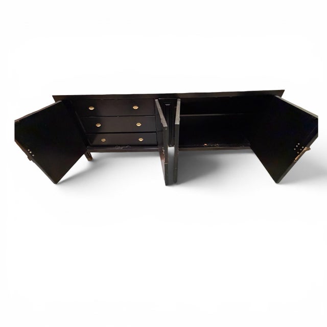 Mid-Century Modern Vintage Century Furniture Hollywood Regency Chinoiserie Credenza in Black Lacquer With Brass Hardware For Sale - Image 3 of 8