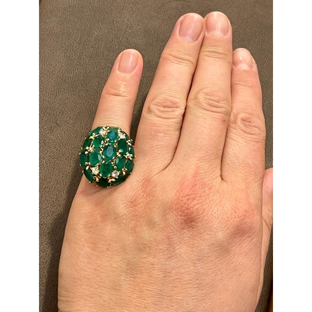 Contemporary 12.5 Ct Natural Brazilian Emerald & Dimond Dome Shape Cocktail Ring 14 Kt Y Gold For Sale - Image 3 of 18