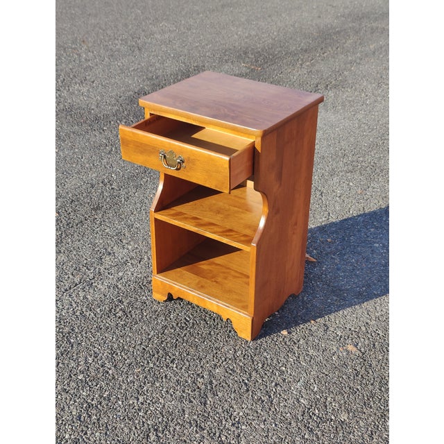 American Mid 20th Century Ethan Allen Baumritter Heirloom Nutmeg Maple Colonial Early American Nightstand For Sale - Image 3 of 9