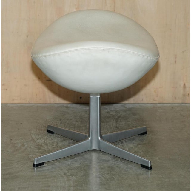 Set of Cream Leather Egg Chair & Footstool from Fritz Hansen For Sale - Image 17 of 18