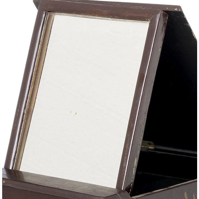 Japanese dressing table box - 19th century. Japanese from the 19th century; made of lacquered wood with gilding....