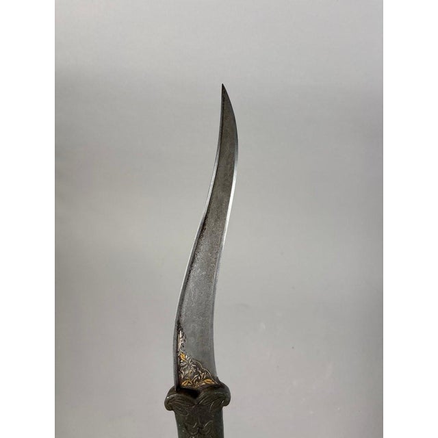 Jade Kard jade dagger with lion's head, India, Mughal Dynasty (1526-1857) For Sale - Image 8 of 9
