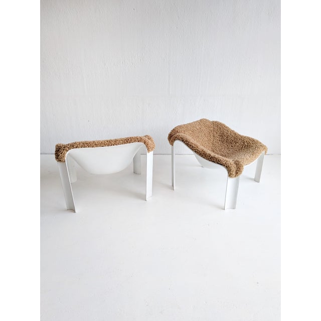 Set of 2 'F300' loungechairs designed by Pierre Paulin for Artifort. The top of this design is seperate from the...