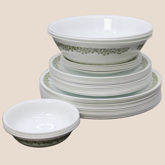 Crazy Daisy pattern poduced by Corelle in 1972 - 1981, lot lot includes a variety of plates and bowls. Dimension: 12...