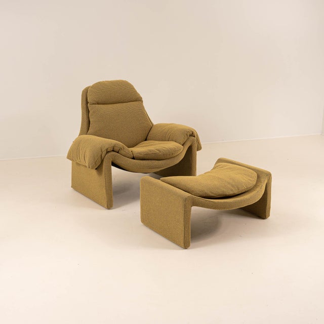 Recently professionally reupholstered, this piece combines the authenticity of vintage Italian design with the comfort and...