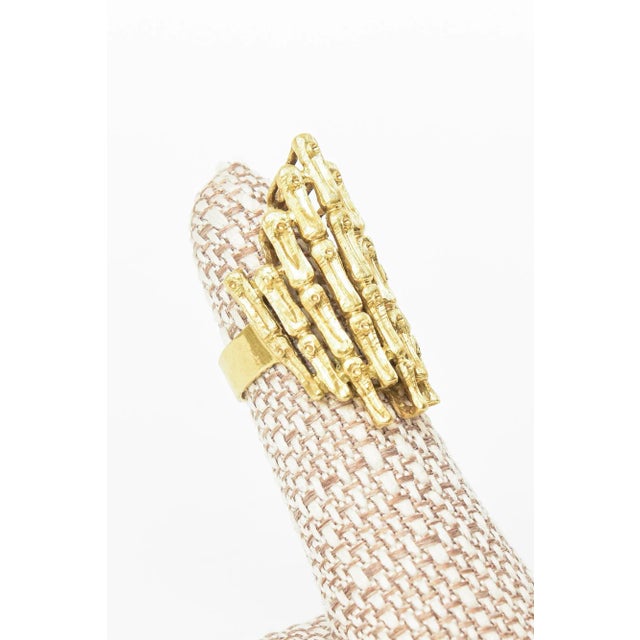 This is part of Chairish’s Fine Jewelry assortment. This fabulous vintage 1960's Italian 18K gold ring has the staggered...