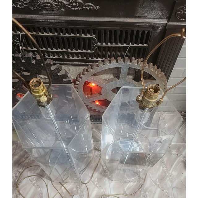 Mid-Century Modern Vintage Hollywood Regency Faceted Hexagonal Lucite Table Lamps - Pair For Sale - Image 3 of 4