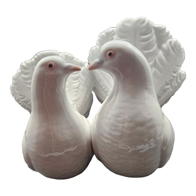 Vintage Lladró "Couple of Doves" Porcelain Figurine (Model #01001169). For Sale