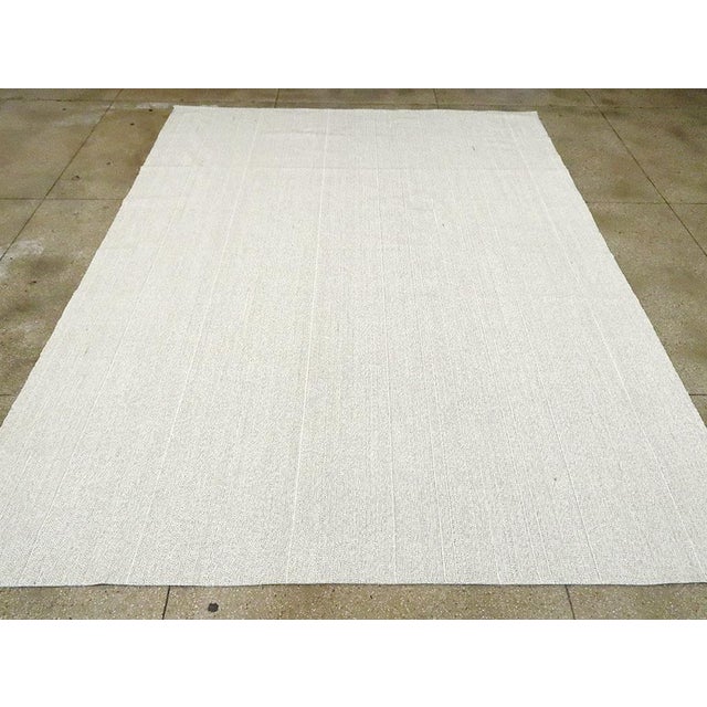 Galerie Shabab Collection Mid-20th Century Handmade Turkish Flat-Weave Kilim Room Size Carpet For Sale - Image 4 of 9