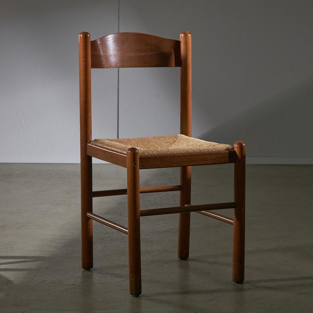This dining chair unites style and coziness, spreading a classic elegance. Boasting graceful lines and a striking...