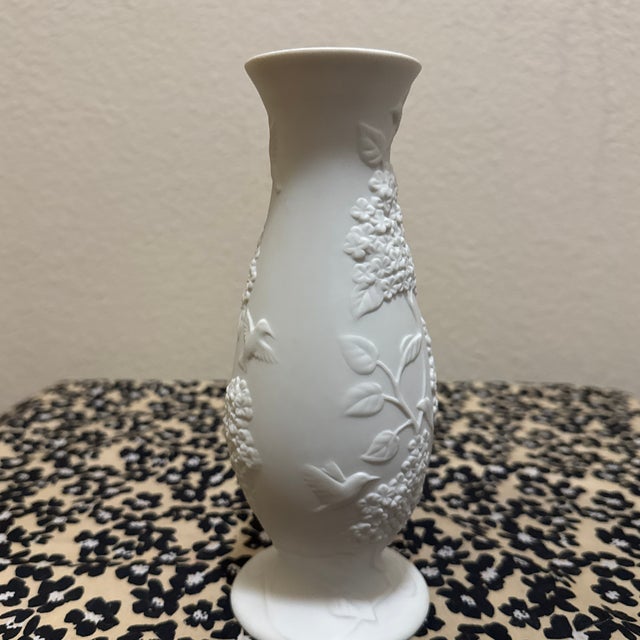 1980s Mid-Century Modern White Bisque Porcelain Hummingbird & Lilac Vase by Cheryl Johnson for Goebel For Sale - Image 5 of 8