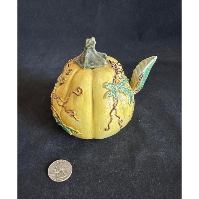 Late 18th Century Antique Chinese Porcelain Water Dropper; Gourd-Shaped Scholar's Tool; Qing Dynasty For Sale - Image 5 of 12