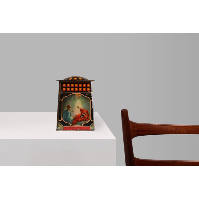 A beautiful decorated tinnen buiscuit box by De Beuckerlaer, made in Belgium around 1900. Decorated with 4 different...