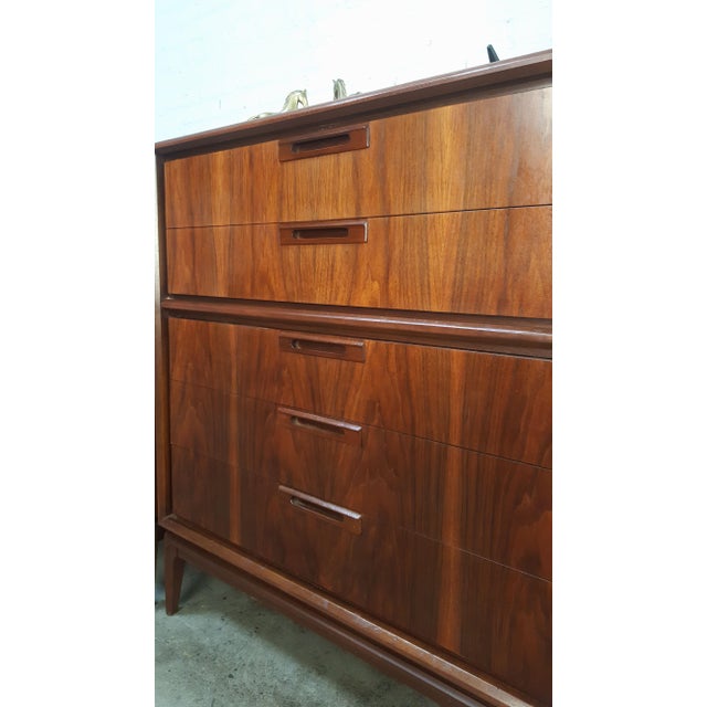 1960s Elegant Restored Original Mid Century Modern Tall Dresser Highboy United Furnituire For Sale - Image 5 of 12