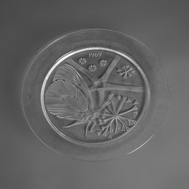 French Early 20th Century Twelve-Piece French Lalique Commemorative Crystal Plate Set For Sale - Image 3 of 10