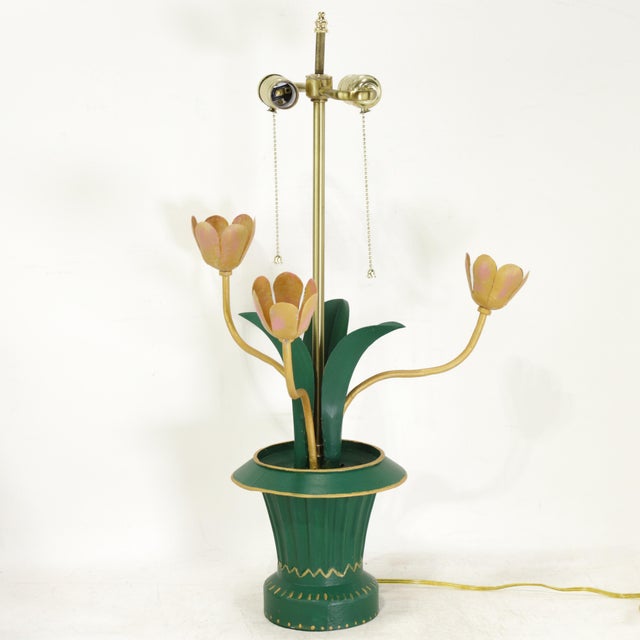 Metal Vintage Floral Tulip Table Lamp – Hand-Painted Metal Tole Style Accent Lamp For Sale - Image 7 of 9