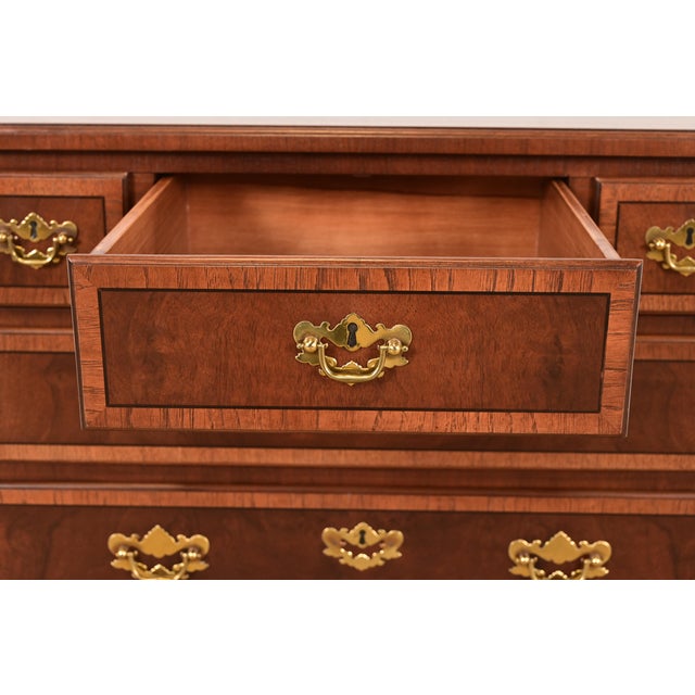 Brown Henredon Georgian Banded Mahogany and Burl Wood Chest of Drawers, Newly Refinished For Sale - Image 8 of 17