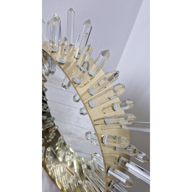 Round Mirror in Brass-Plated Iron with Diamond-Cut Glass Stalactites and Magnet For Sale - Image 16 of 18